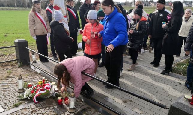 Pamiętali o poległych w Krzywem  80 lat temu Niemcy rozstrzelali 12 osób w Krzywem