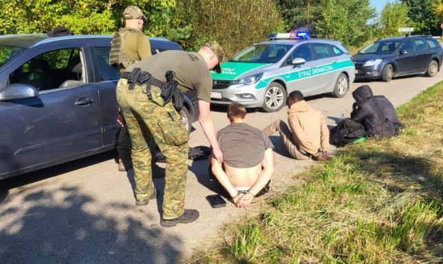 Kurierzy zatrzymani przy granicy polsko-litewskiej zatrzymali dwóch pomocników w nielegalnym przekraczaniu granicy