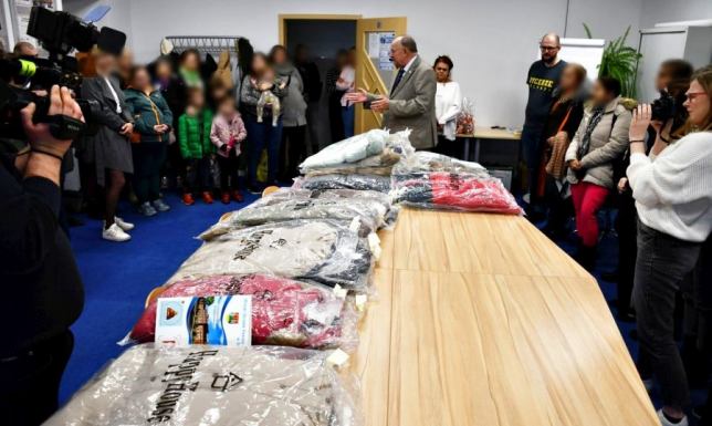 Rycerze Kolumba przekazali kurtki 80 potrzebującym dzieciom