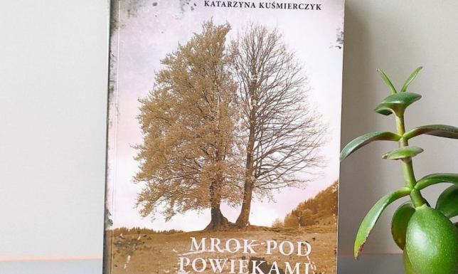 Katarzyna Kuśmierczyk jest autorką powieści „Suknia z wilgotnej mgły”