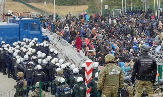 Imigranci gromadzą się na przejściu granicznym w Kuźnicy na przejściu granicznym w Kuźnicy po stronie białoruskiej gromadzą się nielegalni imigranci