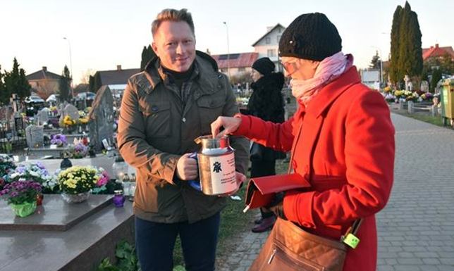 Kwesta na cmentarzu przy ulicy Bakałarzewskiej w Suwałkach