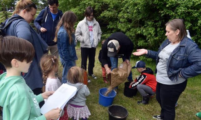 proekologiczna akcja siania łąki kwietnej w centrum Suwałk