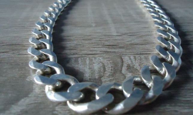 okrzywdzony oszacował straty na 2400 złotych