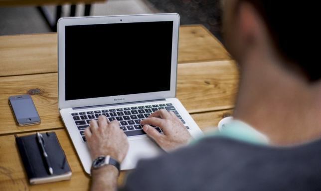 Mieszkaniec Sejn dał się nabrać na "oszustwo nigeryjskie" Oszustwo poprzez internetową aukcję