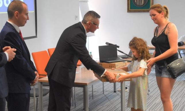 Komputery dla dzieci z Gminy Suwałki Komputery wręczali minister Andrzej Andruszkiewicz i wójt Zbigniew Mackiewicz