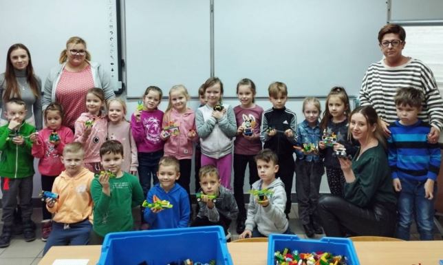 Nauka poprzez klocki cykl warsztatów skierowanych do przedszkolaków w PUZ