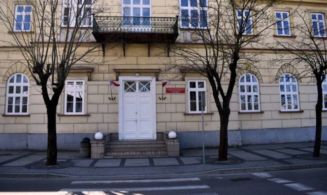 środki na remont elewacji Urzędu Miejskiego oraz remont dachu i elewacji I Liceum