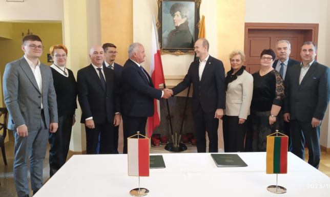 Współpraca Powiatu Suwalskiego z samorządem rejonu Wyłkowyszki z Litwy umowa powiatu o wzajemnej współpracy z samorządem rejonu Wyłkowyszki z Litwy.