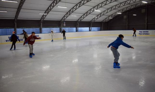 Miłośnicy jazdy na łyżwach mogą już korzystać z miejskiego lodowiska