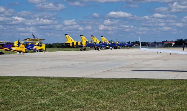 przetarg na remont płyty postojowej dla samolotów na lotnisku