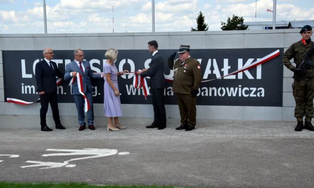 Lotnisko nosi imię gen. bryg. pil. Witolda Urbanowicza nadanie imienia gen. bryg. pil. Witolda Urbanowicza suwalskiemu lotnisku