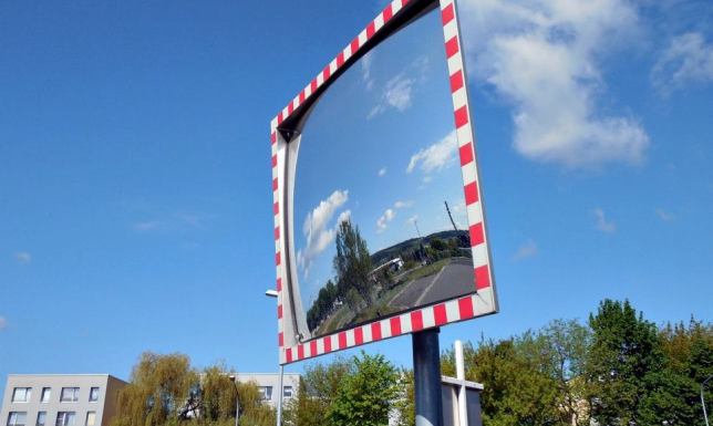 Wstawienie lustra drogowego przy wyjeździe z ul. Mieszka I na Bakałarzewską