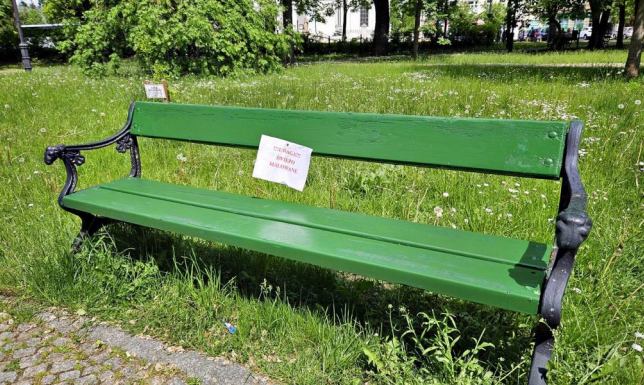 Uwaga - świeżo malowane wiosenna akcja malowania i konserwacji miejskich ławek