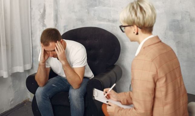 Wszywka alkoholowa – jak działa i czy rzeczywiście pomaga w leczeniu alkoholizmu?