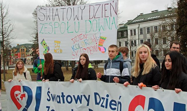 Marsz "Kolorowej Skarpetki" w Światowy Dzień Zespołu Downa obchody Światowego Dnia Zespołu Downa w Suwałkach