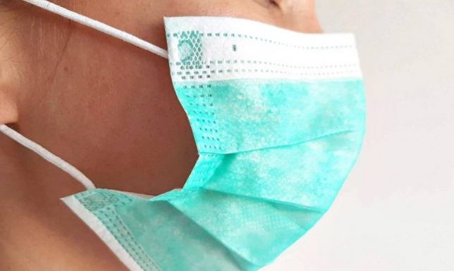 wydawanie bezpłatnych maseczek potrzebującym mieszkańcom Suwałk