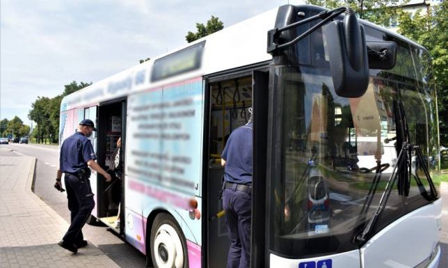 Maseczki w komunikacji miejskiej