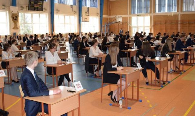 Maturzyści zakończyli rok szkolny uczniowie klas maturalnych kończą edukację w szkołach ponadpodstawowych