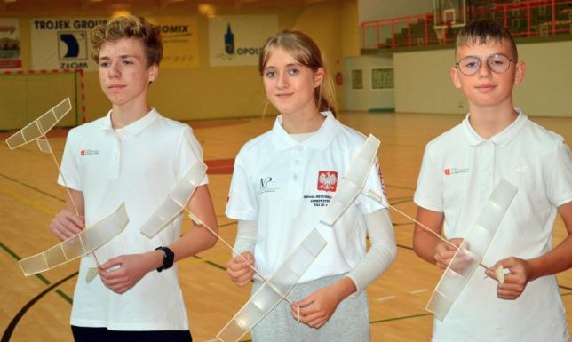 zawodnicy sekcji Modelarstwa Lotniczego Ośrodka Sportu i Rekreacji w Suwałkach