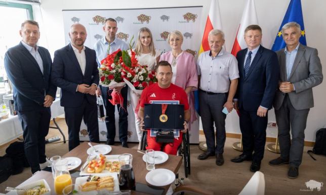 Złoci medaliści z Paryża u marszałka Emocje po starcie w igrzyskach paraolimpijskich już opadły