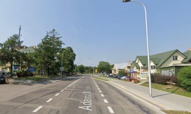 Wymieniają latarnie oświetleniowe utrudnienia w ruchu drogowym przy ul. A. Mickiewicza