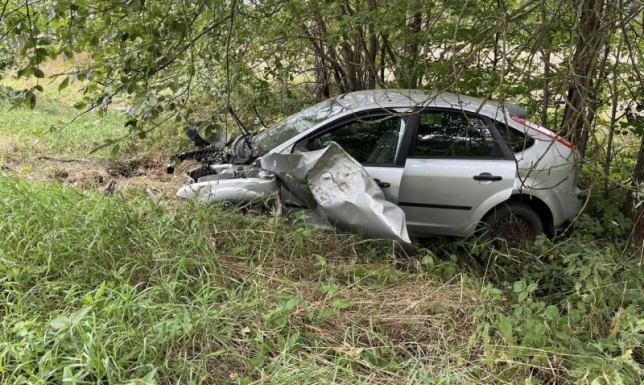 Auto w rowie, silnik na drodze Do groźnie wyglądającej kolizji doszło w sobotę (30.08) w Mierunikszach