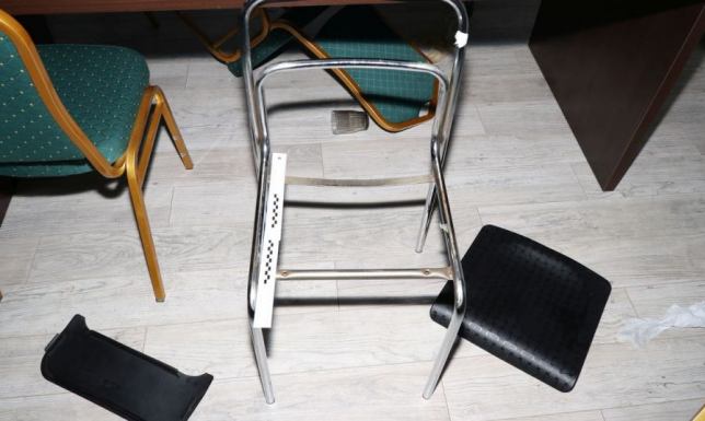 Zniszczone drzwi, meble, żyrandol, naczynia, uszkodzone ściany i barierka balkonowa