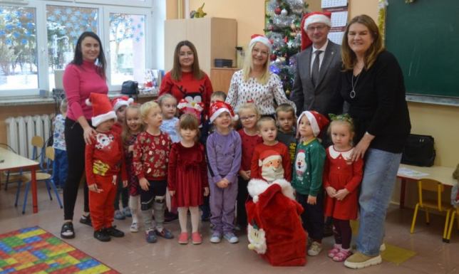 z prezentami odwiedzili w środę (06.12) miejskie przedszkola i żłobki. 