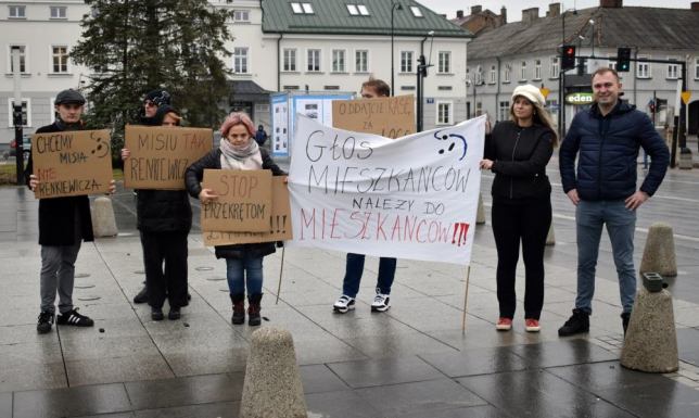Kilka osób protestowało w sobotę (24.02) na placu Marii Konopnickiej w Suwałkach