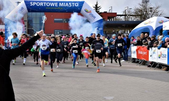 Kobiety w barwnych strojach i na wysokich szpilkach