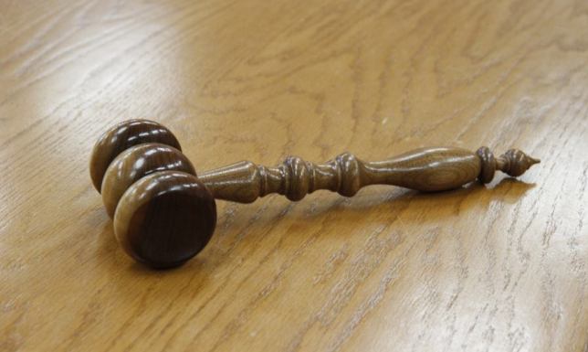 2 lata więzienia za kradzież torebki przy użyciu przemocy Sąd Rejonowy skazał Jarosława M. na karę dwóch lat pozbawienia wolności