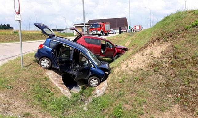 Dwa samochody w rowie w gminie Raczki