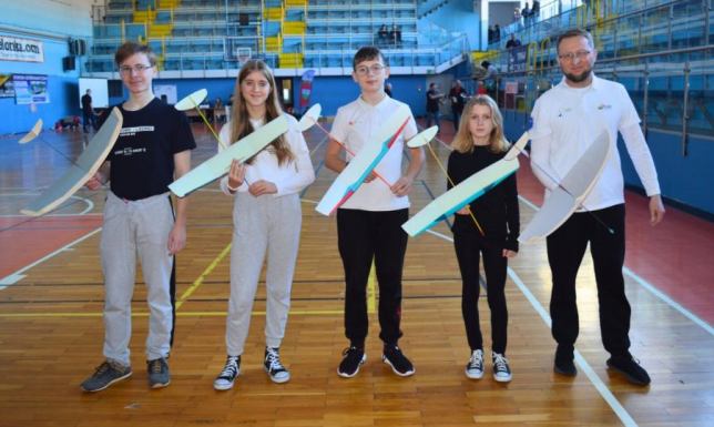 Doskonały początek sezonu suwalskich modelarzy Zawody modeli halowych klasy F1N, zaliczanych do cyklu Pucharu Polski
