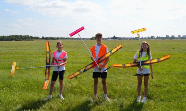 Całe podium suwalskich modelarzy w Pile Puchar Polski Modeli Swobodnie Latających w klasie F1A i F1B