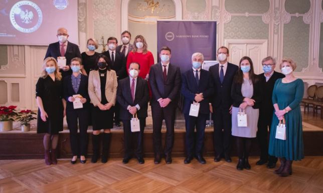 Otrzymali okolicznościowe monety za zaangażowanie w czasie pandemii COVID-19 dyrektor Szpitala Wojewódzkiego w Suwałkach z kolekcjonerską monetą