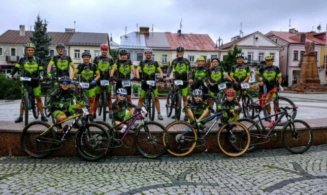 Suwalscy kolarze z medalami maratonów kresowych