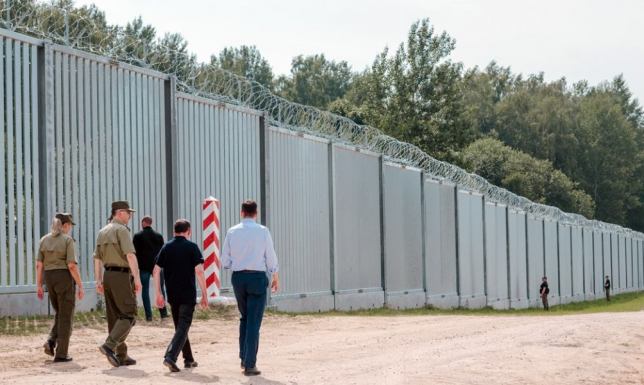 Prace przy budowie zapory na granicy zakończone Zakończyły się prace przy budowie zapory na granicy polsko-białoruskiej