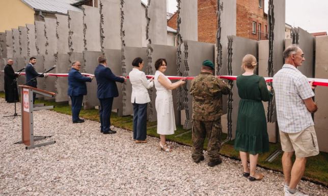 Powstał Mur Pamięci Ofiar Obławy Augustowskiej  instalacja artystyczna na terenie “Domu Turka” w Augustowie