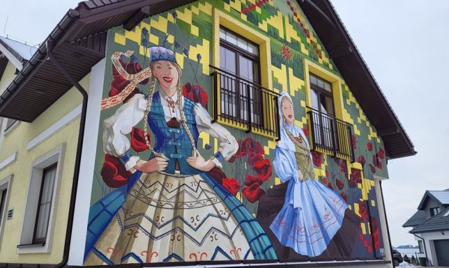 Mural o nazwie ,,Dwie tancerki” w Krzywem