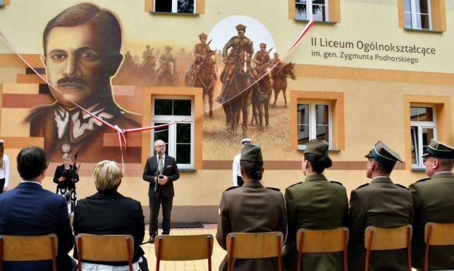 Oficjalne odsłonięcie i zaprezentowanie muralu w II LO