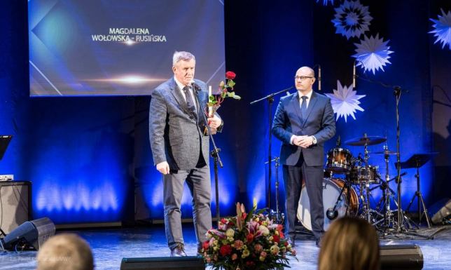marszałek Artur Kosicki wręczył nagrodzonym statuetki i dyplomy ludziom kultury