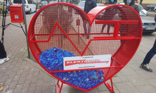 Urządzenie do zbiórki plastikowych nakrętek przy Bibliotece w Suwałkach