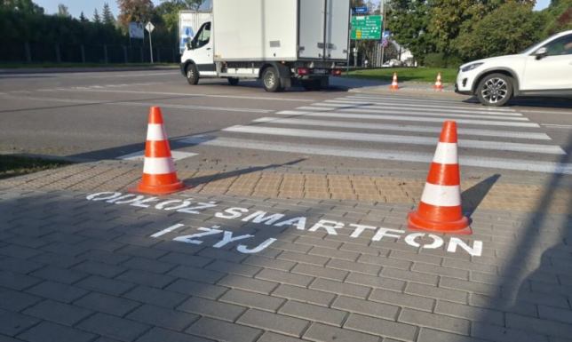 Ostrzegawcze napisy na przejściach dla pieszych
