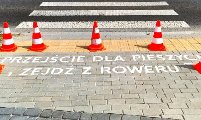 Ostrzegawcze napisy przed przejściami dla pieszych