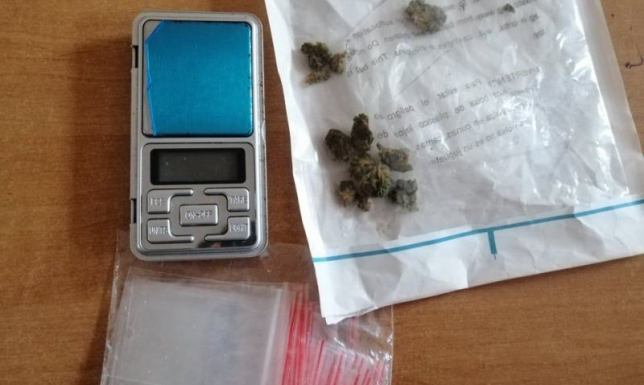 Policjanci z Suwałk zatrzymali 23-latka, który posiadał środki odurzające