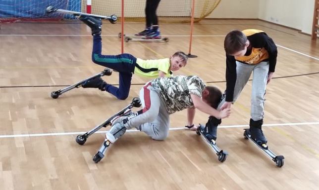 Dzieci i młodzież ze Słobódki przygotowują się do sezonu zimowego Dzieci i młodzież intensywnie ćwiczy naukę jazdy na nartorolkach