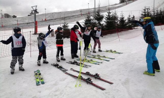 Nauka jazdy na nartach dla dzieci z powiatu suwalskiego i sejneńskiego Fundacja im. Wojciecha Fortuny dofinansowana z Ministerstwa Sportu i Turystyki