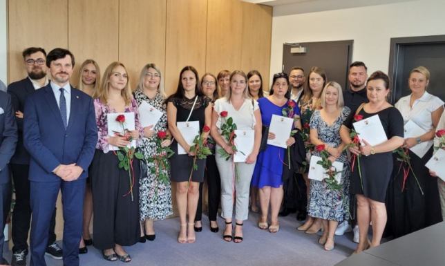 Awanse zawodowe 42 suwalskich nauczycieli Uroczyste wręczenie aktów nadania stopnia awansu zawodowego nauczyciela mianowanego