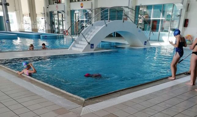 Młodzież uczy się pływać Program Powszechnej Nauki Pływania „Umiem pływać”